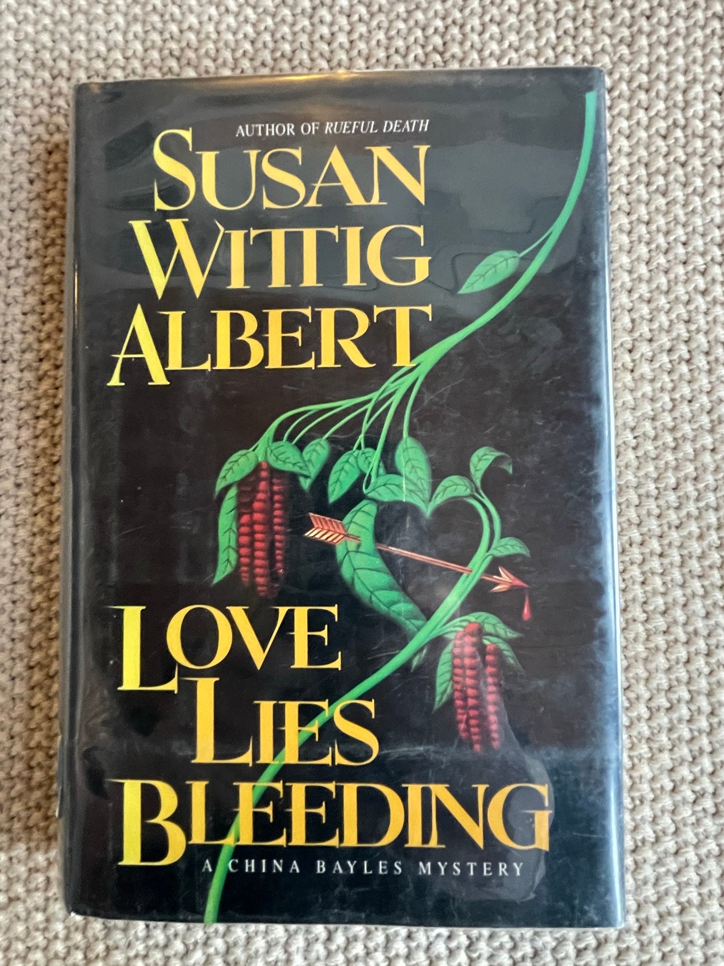 Wittig Albert, Susan: Love Lies Bleeding - A China Bayles Mystery (First Edition, Nov. 1997)